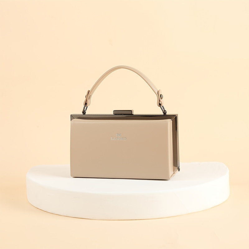 PU doboz táska, vízszintes négyzet alakú, poliészter bélés, belső cipzáras zseb, közepesen merev konstrukció