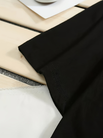 Ανδρικό T‑shirt από 95%+ βαμβάκι με εκτύπωση δέντρου και αγγλικού κειμένου, κοντό μανίκι, στρογγυλός λαιμός, χαλαρή γραμμή