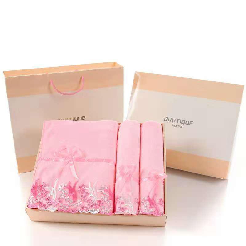 Σετ μικροϊνών πετσετών μπάνιου με δαντέλα, σετ δώρου σε κουτί - 80% πολυεστερικά νήματα + 20% πολυαμίδιο, υπερφίνες ίνες, απορρόφηση 0–5 s, βάρος 95–360 g, εκτυπωμένο λογότυπο