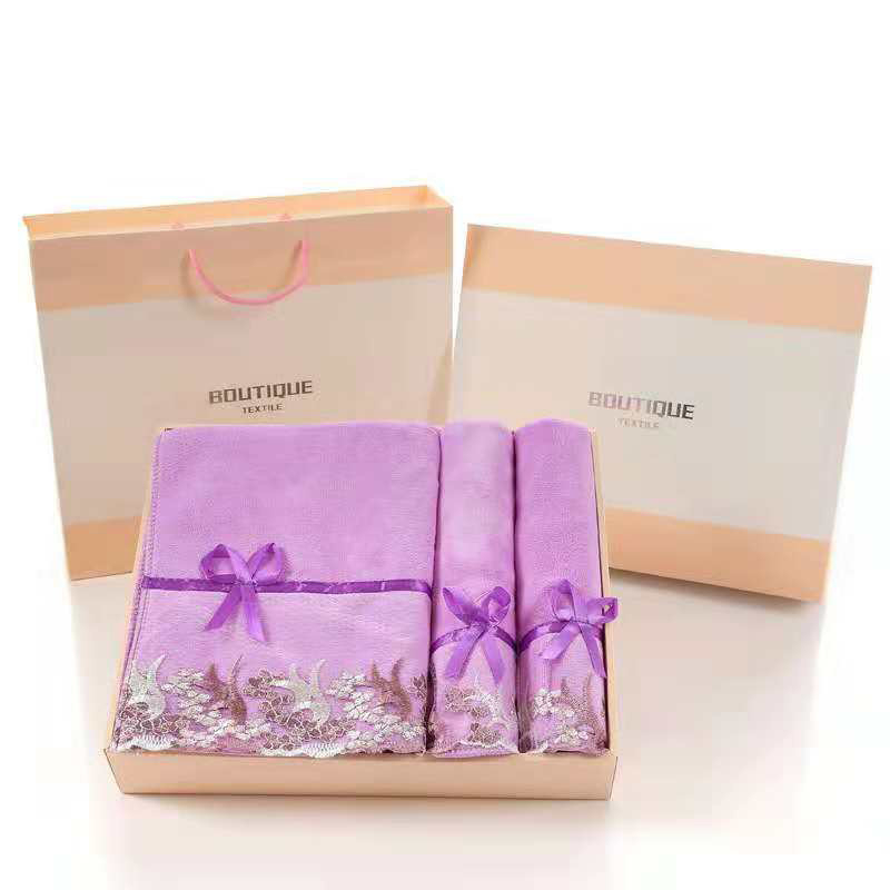 Σετ μικροϊνών πετσετών μπάνιου με δαντέλα, σετ δώρου σε κουτί - 80% πολυεστερικά νήματα + 20% πολυαμίδιο, υπερφίνες ίνες, απορρόφηση 0–5 s, βάρος 95–360 g, εκτυπωμένο λογότυπο