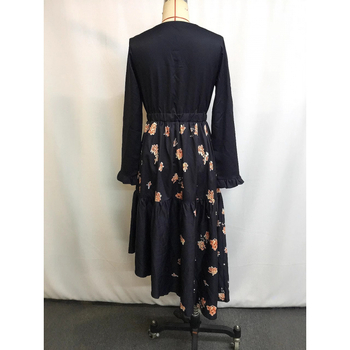 Φόρεμα με 3D μοτίβο και εκτύπωση, ακανόνιστη σιλουέτα, μεσαίο μήκος, στρογγυλός λαιμός, μακριά μανίκια