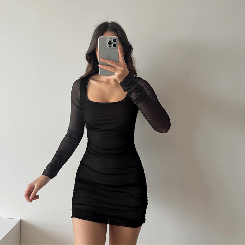 Rochie din plasă cu mâneci lungi, croială mulată pe șolduri, decolteu drept, talie înaltă, material poliester-elastan