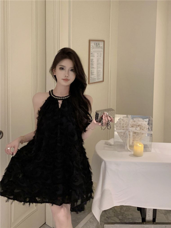 Φόρεμα χωρίς μανίκια με halter λαιμό, διακοσμητικά ραφές με φούντες και αλυσίδες, στυλ Yao Shun, ύφασμα PVC, άνοιξη 2025