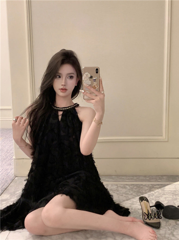 Φόρεμα χωρίς μανίκια με halter λαιμό, διακοσμητικά ραφές με φούντες και αλυσίδες, στυλ Yao Shun, ύφασμα PVC, άνοιξη 2025