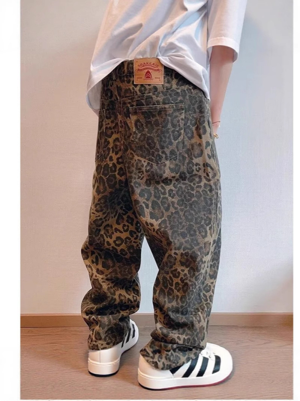 Uniszex hip-hop nadrág leopard mintával, egyenes szabású, magas derék, cipzáras zárás, denim pamut 30%