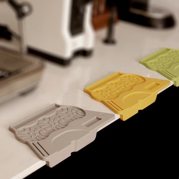 Σιλικονούχο χαλάκι πίεσης καφέ — μοντέρνο-μίνιμαλιστικό σχέδιο, κατάλληλο για μπαρ, καφέ και εστιατόριο· αντιολισθητική επιφάνεια· δυνατότητα παραμετροποίησης με εκτύπωση λογότυπου.