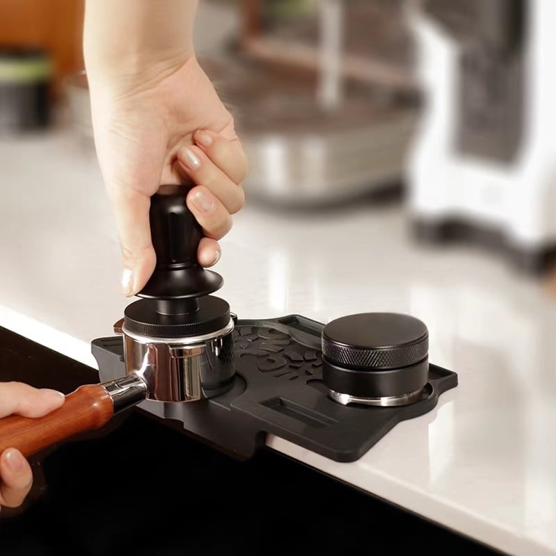 Σιλικονούχο χαλάκι πίεσης καφέ — μοντέρνο-μίνιμαλιστικό σχέδιο, κατάλληλο για μπαρ, καφέ και εστιατόριο· αντιολισθητική επιφάνεια· δυνατότητα παραμετροποίησης με εκτύπωση λογότυπου.