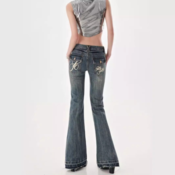Jeansi din bumbac cu broderie pe litere, talie joasă, croială mulată, ușor evazate, lungime până la podea