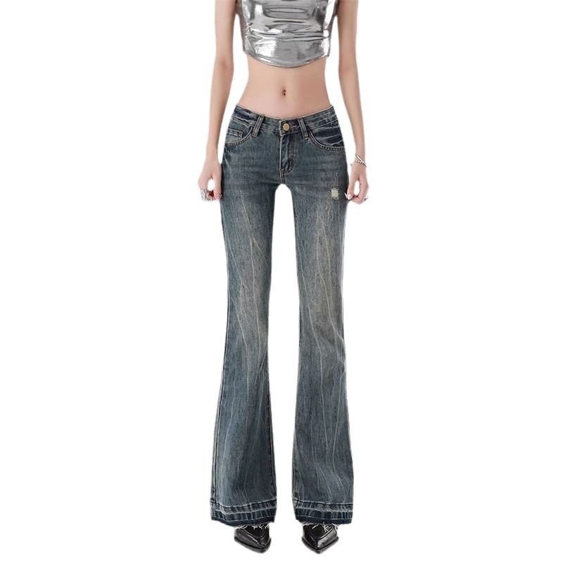 Jeansi din bumbac cu broderie pe litere, talie joasă, croială mulată, ușor evazate, lungime până la podea