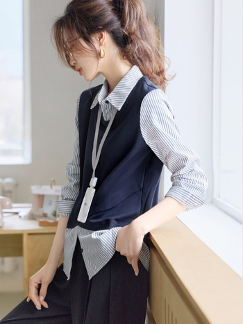 Csíkos kötött ing hátul hasítékkal, hosszú ujjú, galléros, poliészter keverék, 2025 tavasz