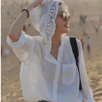 Риза с дантелен прорез и качулка, полиестер, микроеластичност, лято 2024, дамски модел, стил светска дама