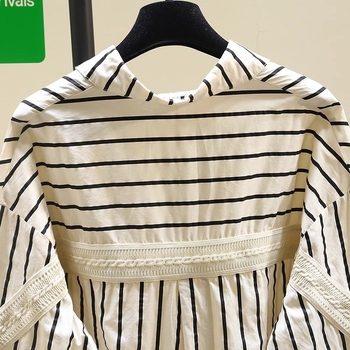 Памучна дамска риза, свободна кройка, поло яка, дълги ръкави с изпаднали рамене, копчета по предната планка