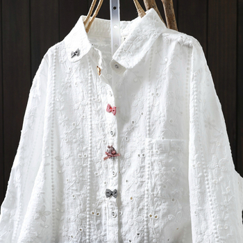 Sieviešu kokvilnas džakarda krekliņš - brīvs siluets, garas piedurknes, apkakle ar reveru, izšūšana