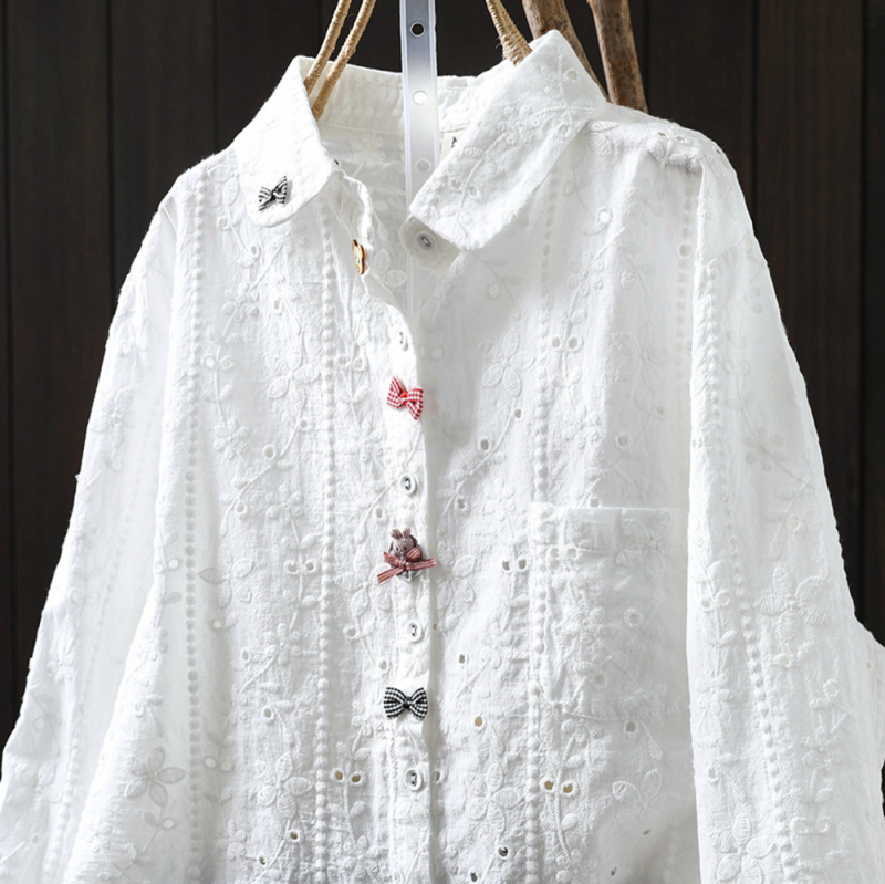 Sieviešu kokvilnas džakarda krekliņš - brīvs siluets, garas piedurknes, apkakle ar reveru, izšūšana