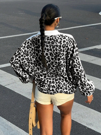 Полиестерна тениска с дълги ръкави, кръгло деколте, слим фит, пуловер стил, принт с букви и цифри.