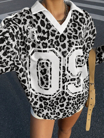 Полиестерна тениска с дълги ръкави, кръгло деколте, слим фит, пуловер стил, принт с букви и цифри.