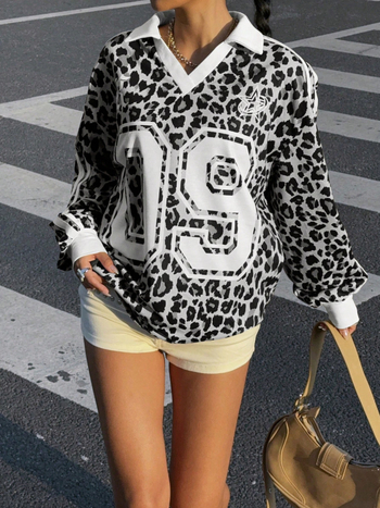 Полиестерна тениска с дълги ръкави, кръгло деколте, слим фит, пуловер стил, принт с букви и цифри.