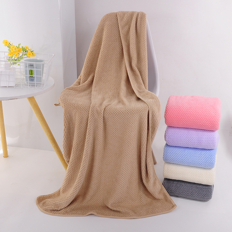 Πετσέτα μπάνιου από κοραλλό φλίς με μοτίβο κυψέλης-ανανά, 200–300 γρ, νήματα 32s, ραφή με άκρη-γκράν