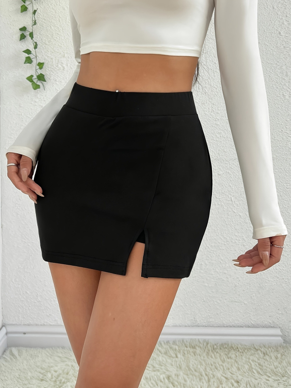 Haljina visokog struka, mini duljina, PVC tkanina, proljeće 2025, ravni kroj