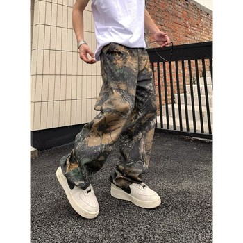 Jeans din bumbac 85%, croi drept, talie medie, fermoar, imprimeu camuflaj cu frunze