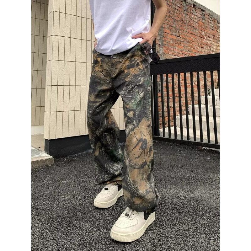 Jeans din bumbac 85%, croi drept, talie medie, fermoar, imprimeu camuflaj cu frunze