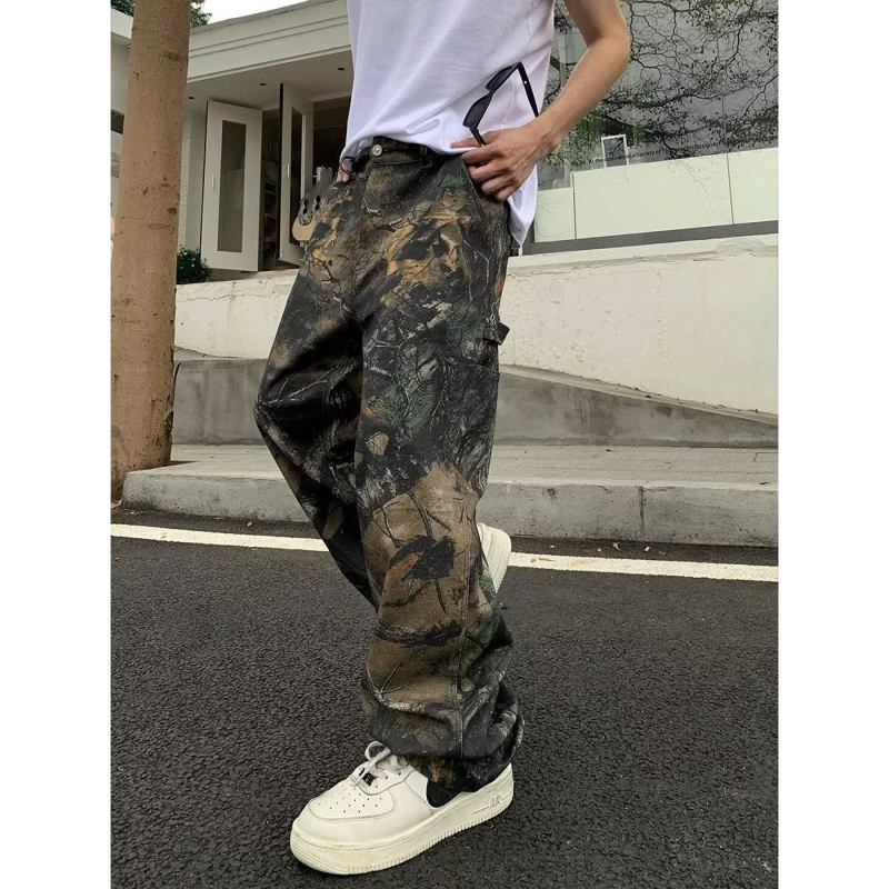 Jeans din bumbac 85%, croi drept, talie medie, fermoar, imprimeu camuflaj cu frunze