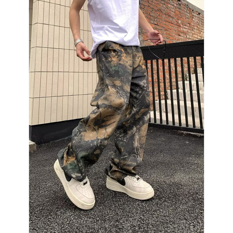 Jeans din bumbac 85%, croi drept, talie medie, fermoar, imprimeu camuflaj cu frunze