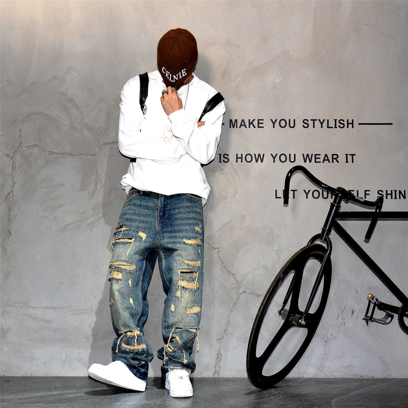 Τζιν με σκισμένα σημεία και τρύπες, ίσιο κόψιμο, μέση μεσαίου ύψους, φερμουάρ μπροστά, χειρογραφικός σχεδιασμός