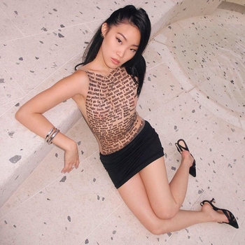 Γυναικείο εφαρμοστό αμάνικο T‑shirt με εκτύπωση γραμμάτων και διαφανή πάνελ από δίχτυ, πολυεστέρας 90–95%, μικροελαστικότητα, γαλλικό στυλ, άνοιξη 2025