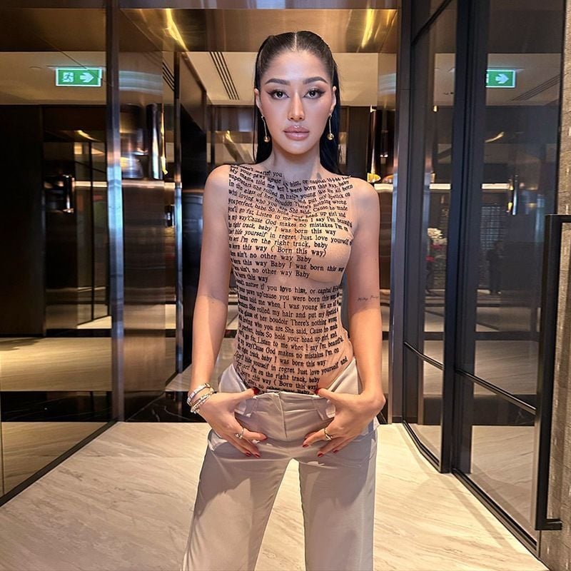 Moteriški lieknos kirpimo be rankovių marškinėliai su raidžių spausdinimu ir tinkliniais permatomais paneliais, poliesteris 90–95%, mikroelastika, prancūziškas stilius, pavasaris 2025