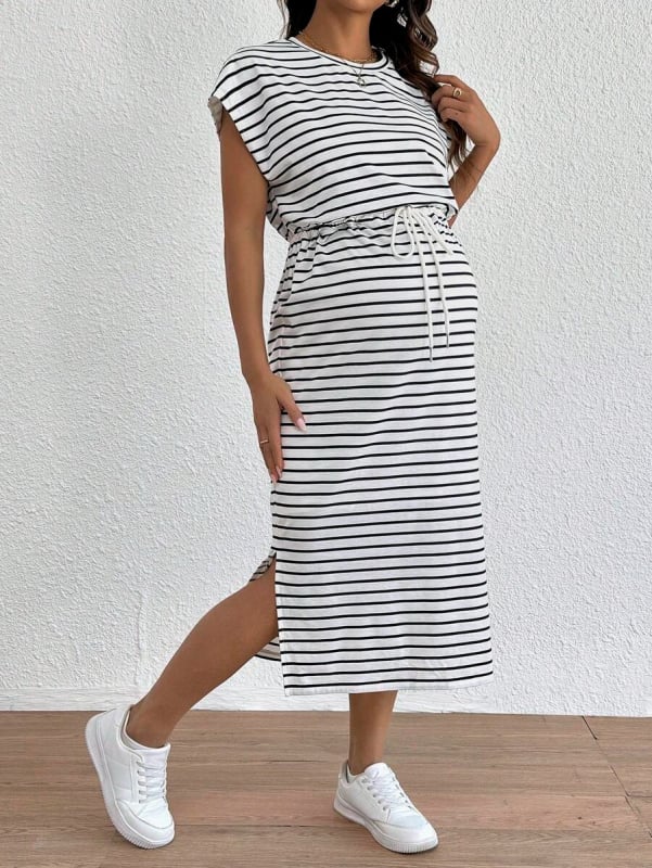 Майчин комплект: топ с бат ръкав и кръгло деколте, свободна кройка с връзка за стягане; пола с цепка и райета, полиестерен материал, средна дължина.