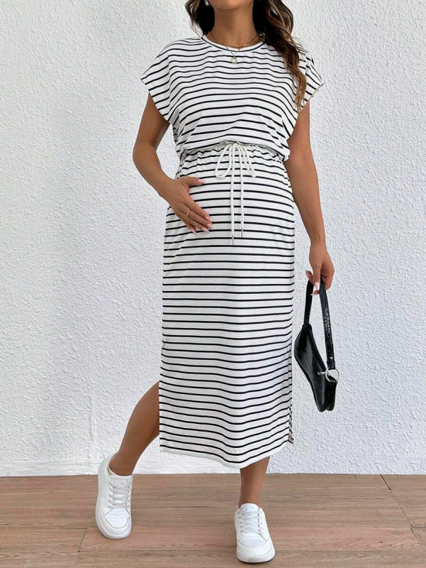 Майчин комплект: топ с бат ръкав и кръгло деколте, свободна кройка с връзка за стягане; пола с цепка и райета, полиестерен материал, средна дължина.