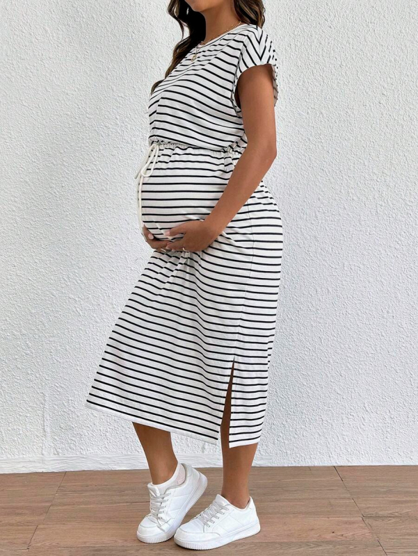 Майчин комплект: топ с бат ръкав и кръгло деколте, свободна кройка с връзка за стягане; пола с цепка и райета, полиестерен материал, средна дължина.