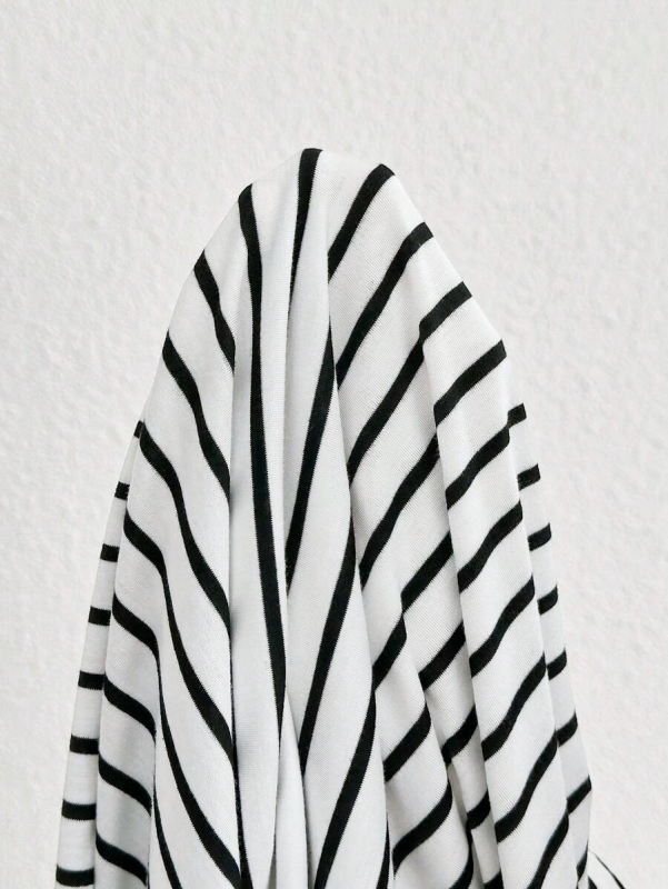 Майчин комплект: топ с бат ръкав и кръгло деколте, свободна кройка с връзка за стягане; пола с цепка и райета, полиестерен материал, средна дължина.