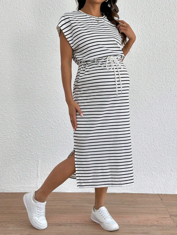 Майчин комплект: топ с бат ръкав и кръгло деколте, свободна кройка с връзка за стягане; пола с цепка и райета, полиестерен материал, средна дължина.