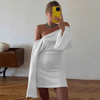 Φόρεμα σε ώμους εκτεθειμένους από ψεύτικο δέρμα, κοντό με μακριά μανίκια και PVC λεπτομέρεια