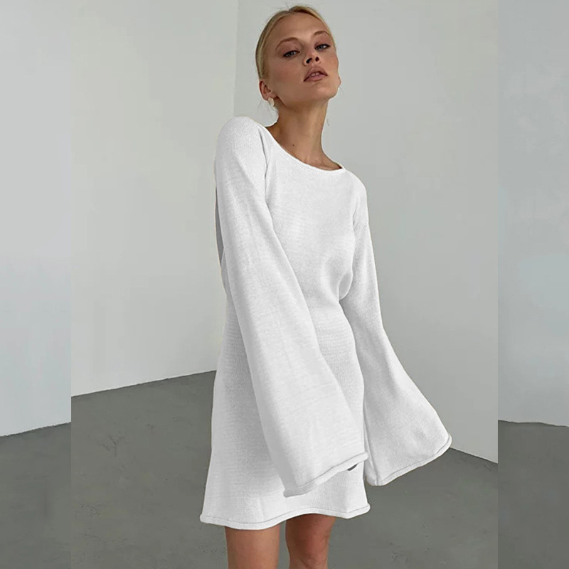 Váll nélküli miniruha műbőrből, hosszú ujjú, PVC díszítéssel