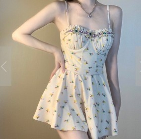 Ολόσωμο μαγιό με φλοράλ εκτύπωση, χωρίς πλάτη, με υψηλή ελαστικότητα, γρήγορο στέγνωμα, με επένδυση στήθους και μεταλλική ενίσχυση