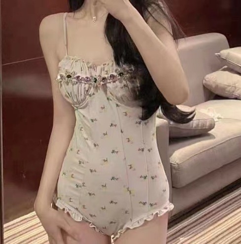 Ολόσωμο μαγιό με φλοράλ εκτύπωση, χωρίς πλάτη, με υψηλή ελαστικότητα, γρήγορο στέγνωμα, με επένδυση στήθους και μεταλλική ενίσχυση