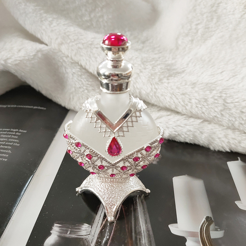 Парфюмна бутилка от стъкло и метал, изработена чрез духано формоване, без марка, без лицензиран частен етикет