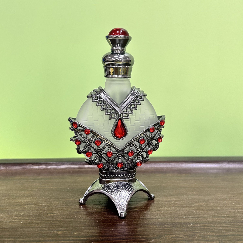 Парфюмна бутилка от стъкло и метал, изработена чрез духано формоване, без марка, без лицензиран частен етикет