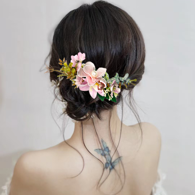 Auduma ziedu matu ķemme, roku darbs, oriģināls dizains, kāzu aksesuārs (materiāls: audums; stils: zieds; apstrāde: roku darbs; kategorija: galvas rotas)