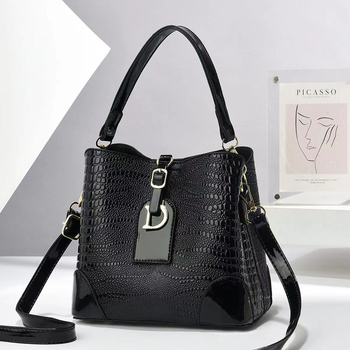 Omega fei PU szövött keresztpántos táska, vízszintes négyzet alakú forma, cipzáras nyitás, belső sandvics zip rekesz