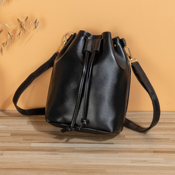 Bucket torba s šnuralom; PU materijal; ovalni oblik; svjež i sladak stil; unutarnji džepovi za telefon i identifikacijsku karticu