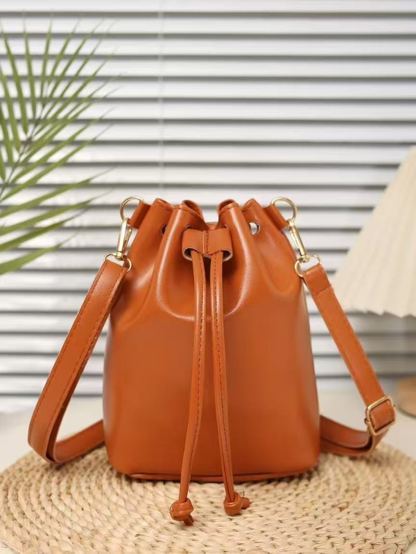Bucket torba s šnuralom; PU materijal; ovalni oblik; svjež i sladak stil; unutarnji džepovi za telefon i identifikacijsku karticu