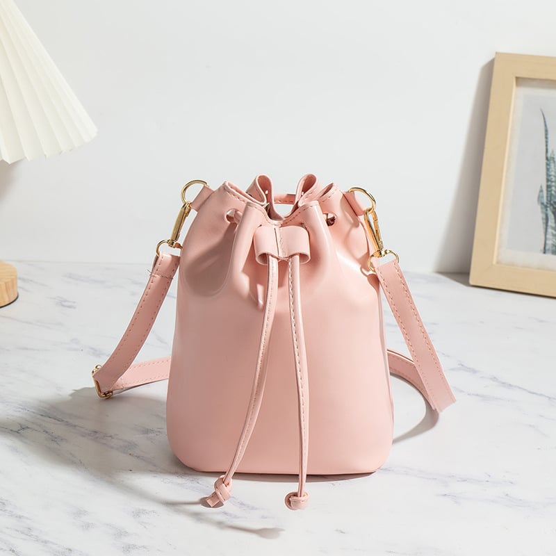 Bucket torba s šnuralom; PU materijal; ovalni oblik; svjež i sladak stil; unutarnji džepovi za telefon i identifikacijsku karticu
