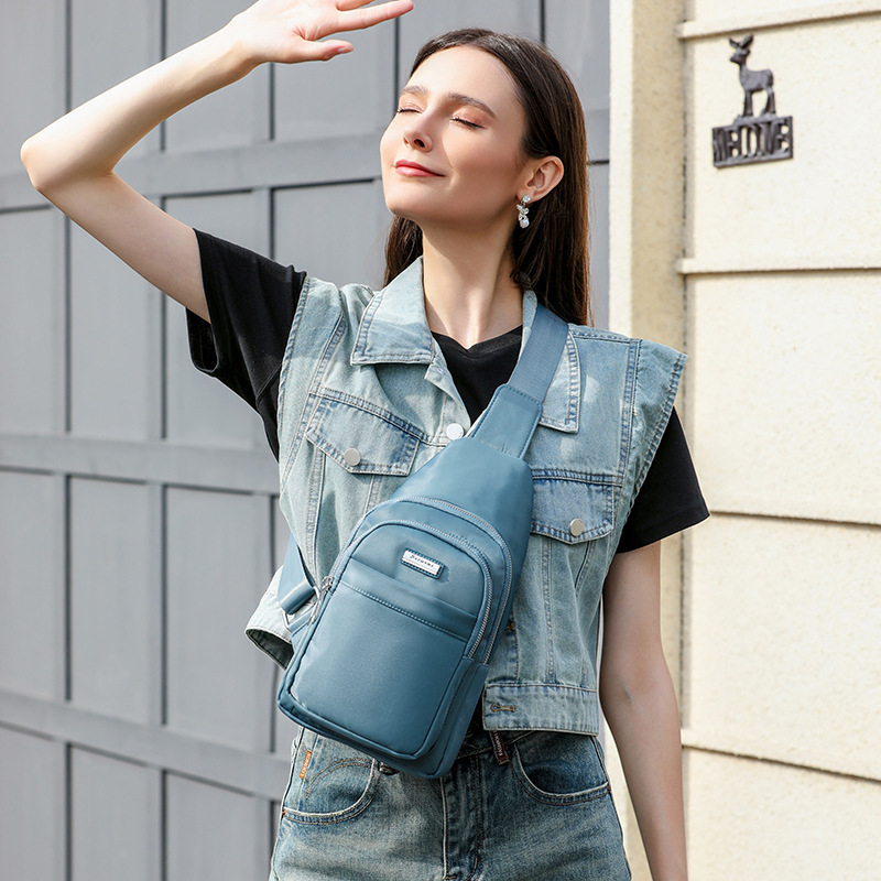 Ūdensizturīga neilona krūšu soma un plecu soma — rāvējslēdzēja atvērums, poliestera oderējums, iekšējā slēgtā kabata ar rāvējslēdzēju