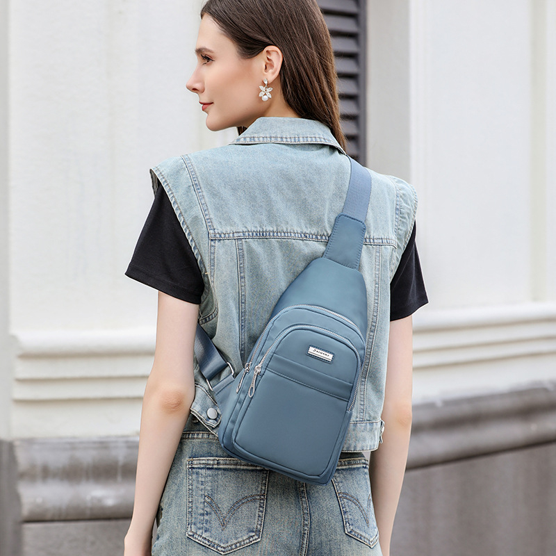 Ūdensizturīga neilona krūšu soma un plecu soma — rāvējslēdzēja atvērums, poliestera oderējums, iekšējā slēgtā kabata ar rāvējslēdzēju