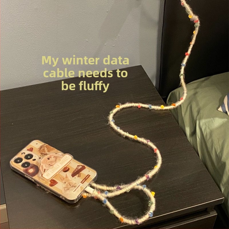 Защитен кабелен калъф за USB кабел – ръчно изработен плюшен дизайн от вълнени топчета, зимна атмосфера, съвместим с iPhone, Android и Type-C кабели