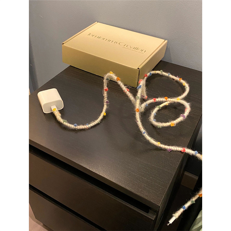 Защитен кабелен калъф за USB кабел – ръчно изработен плюшен дизайн от вълнени топчета, зимна атмосфера, съвместим с iPhone, Android и Type-C кабели